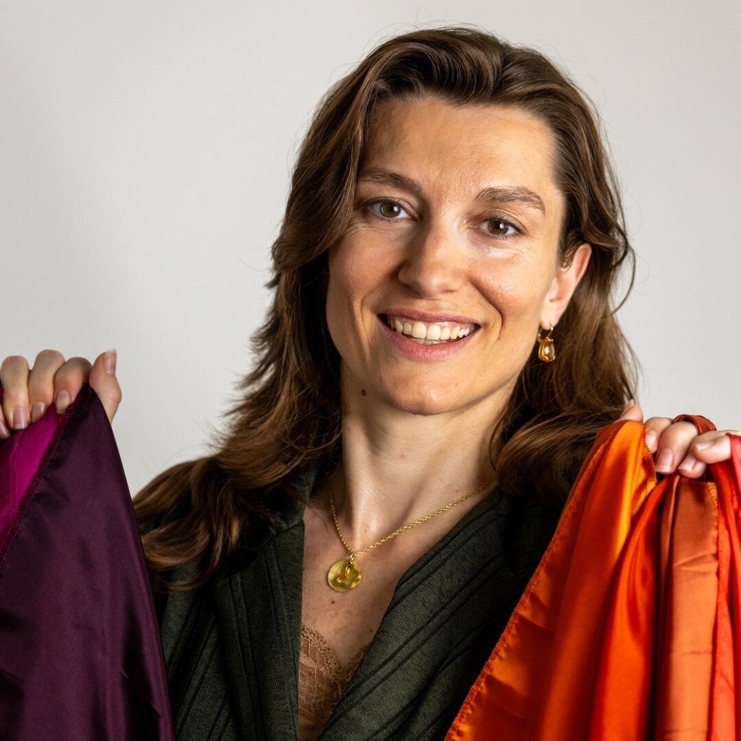 Priscilla Smit met haar kleuren doeken