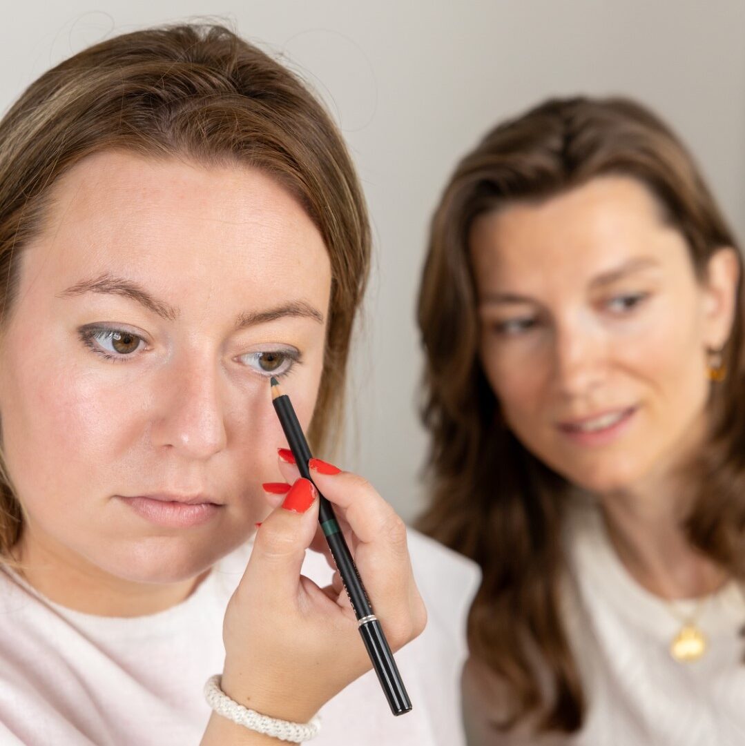 Priscilla helpt bij het aanbrengen van de beste make-up